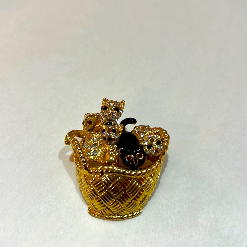 Vintage Brooch Gold Tone kittens in a Basket